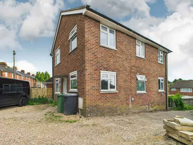 Spacious 2-Bedroom Maisonette near Basingstoke Town Centre