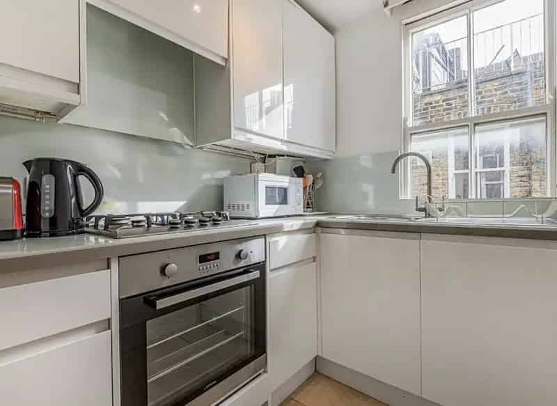 Fulham Broadway 3-Bed Period Conversion Flat with Roof Terrace and Planning Permission