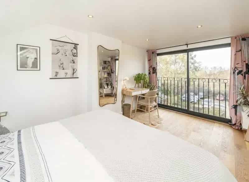 4 Bedroom Victorian Maisonette 1024 sq ft Share of Freehold