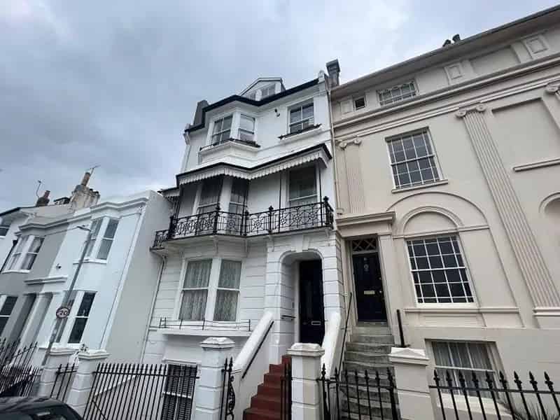 First Floor Studio Apartment near Brighton Station