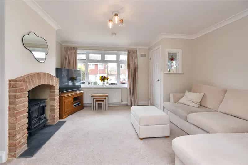 3 Bedroom Semi-Detached House Garforth Ample Parking Stunning Garden