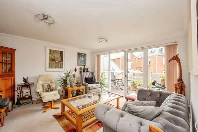 Spacious 2-Bed Apartment with Balcony in Rodwell Weymouth