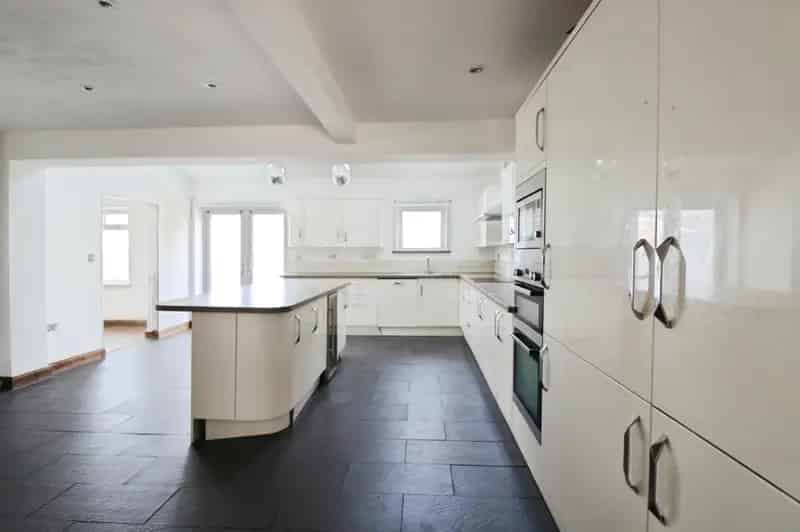 5 Bedroom Semi-Detached House Near Amenities and Transport