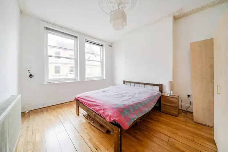 Spacious 3-Bedroom Brixton Apartment Near Restaurants and Bars