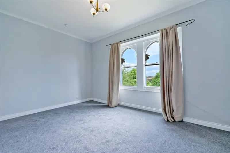 2 Bedroom Apartment with Private Parking Clifton