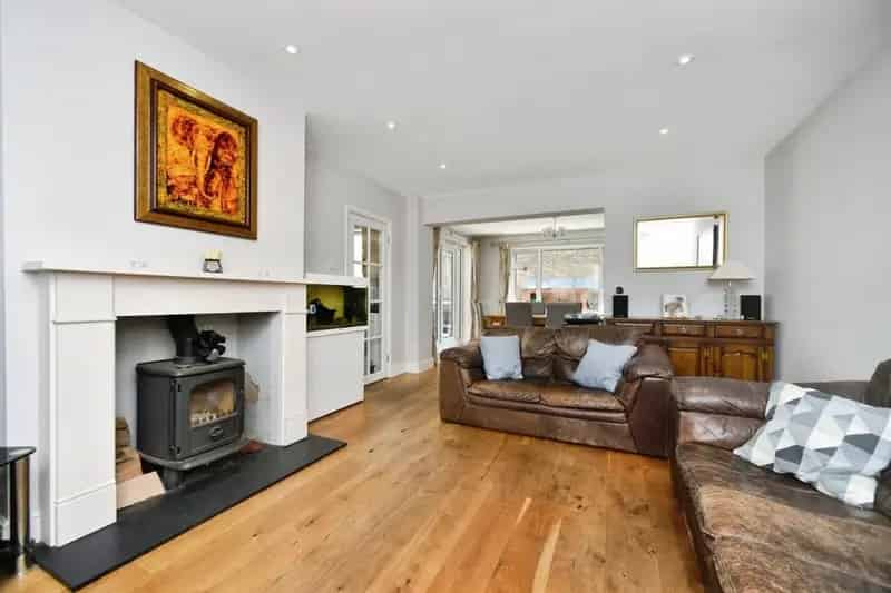 Spacious Family Home Kipling Avenue 4 Bedrooms 2 Bathrooms Large Garden