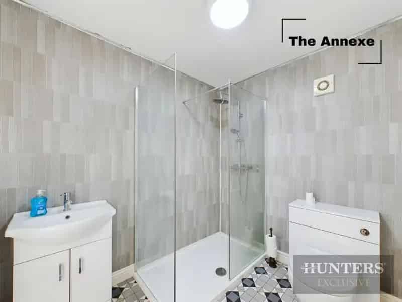 5 Bed Detached House with Annexe For Sale