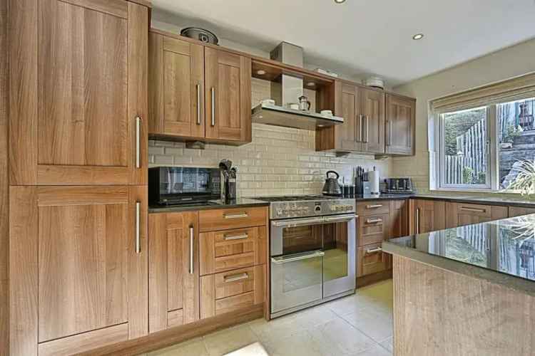 4 Bedroom Family Home Newsome Modern Kitchen Spacious Garden Ample Parking