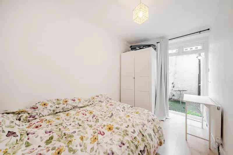 Two Double Bedroom Flat Near Eel Brook Common Chain Free