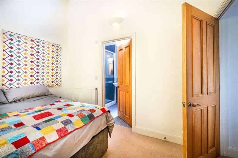 6 bed house for sale