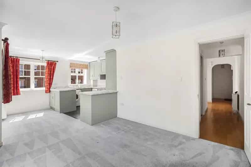 2 Bedroom Flat Caterham Valley Near Station