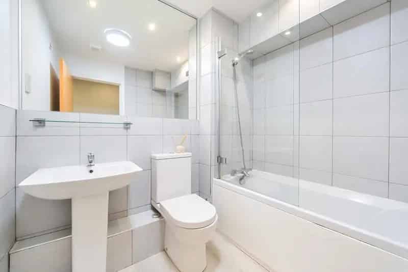 Wimbledon Apartment with Balcony and Secure Parking