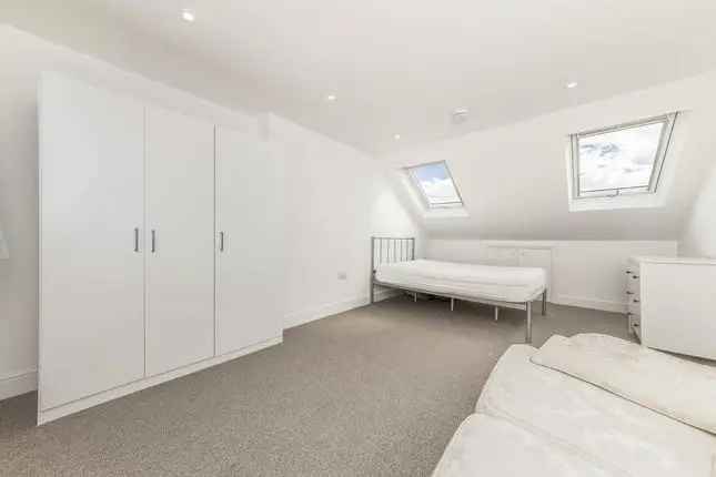 Six Double Bedroom House Near Streatham Common Station