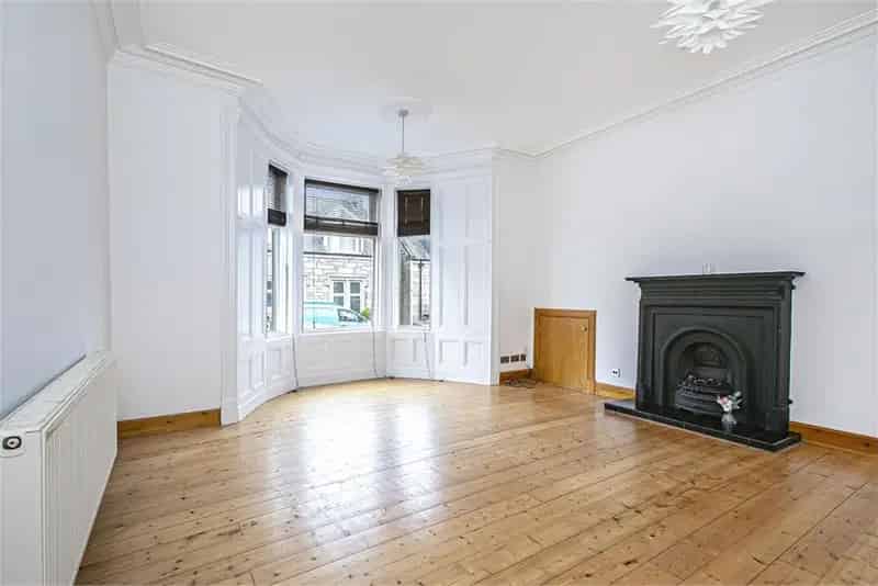 2 Bed Flat Ground Floor with 1 Reception Room