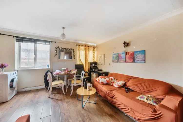 Two Double Bedroom Flat Town Centre Near Station Long Lease Garage Parking