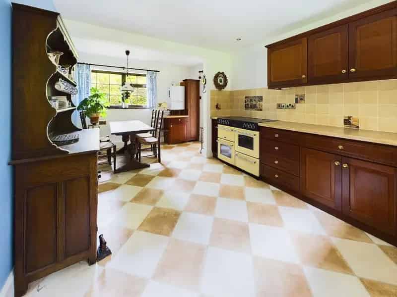 3 Bed Family Home for Sale Near Amenities and Schools