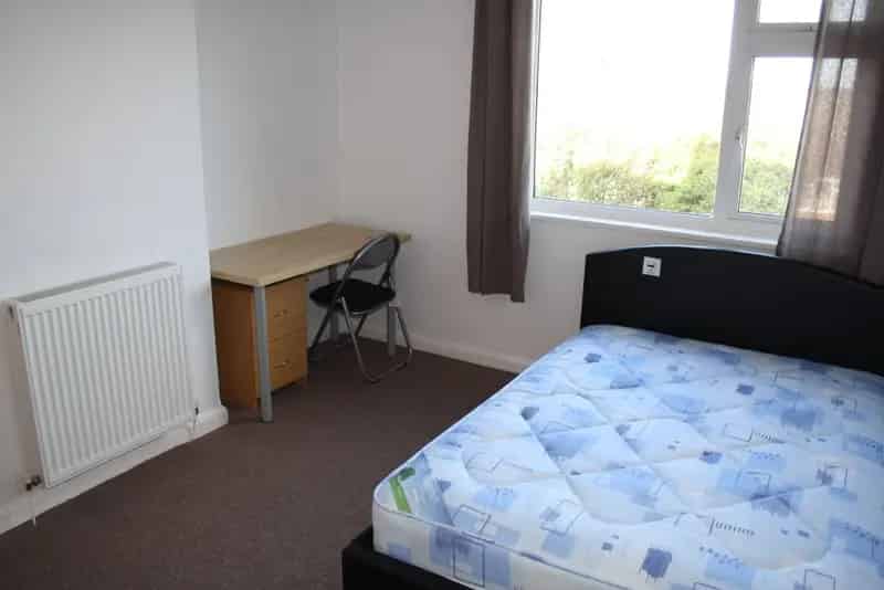Three Bedroom Family Home Near City Centre Available August