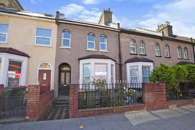 3 Bedroom Flat to Rent London E13 Available July 21st