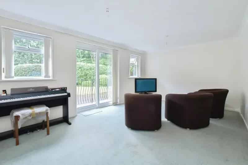Ground Floor Apartment Central Ferndown Two Bedrooms Parking Garage
