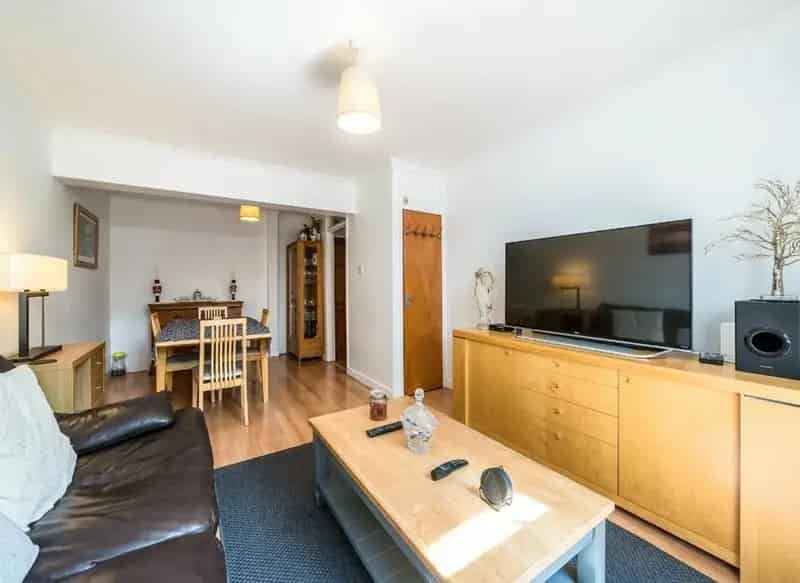 3-Bedroom Split Level Flat near Clapham North Tube