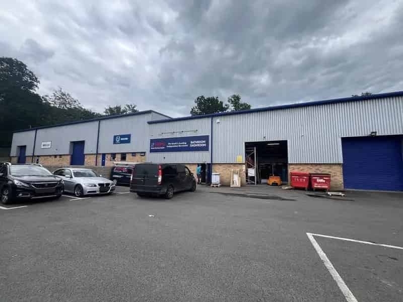 Modern Trade Warehouse Unit with 6 Parking Spaces