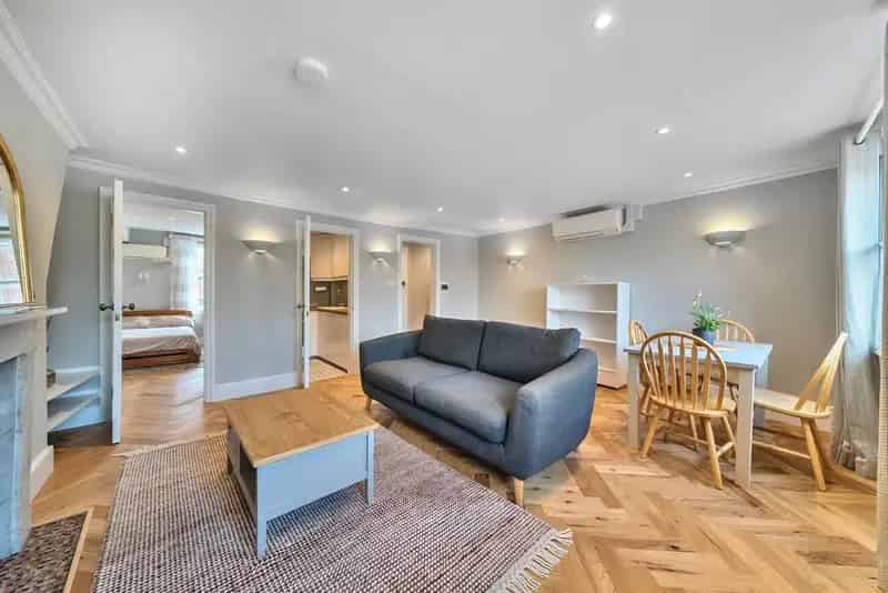 One Bedroom Georgian Conversion Apartment Waterloo