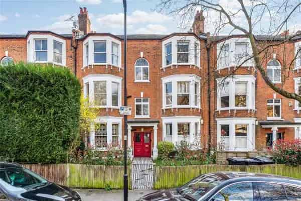 2 Bed Flat Modernisation Potential Abbeville Road
