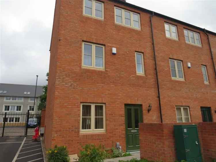 4 bedroom terraced house to rent