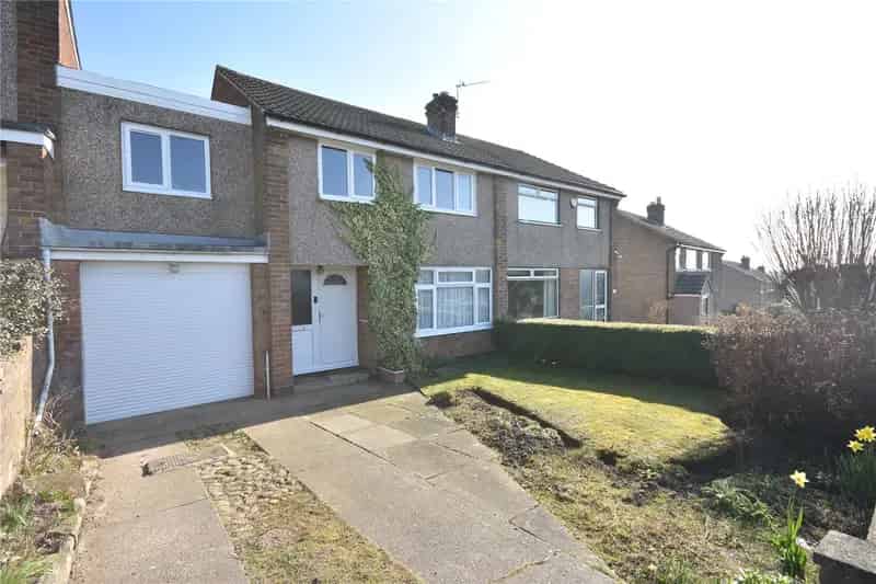 4 Bedroom Family Home with Garage and Garden