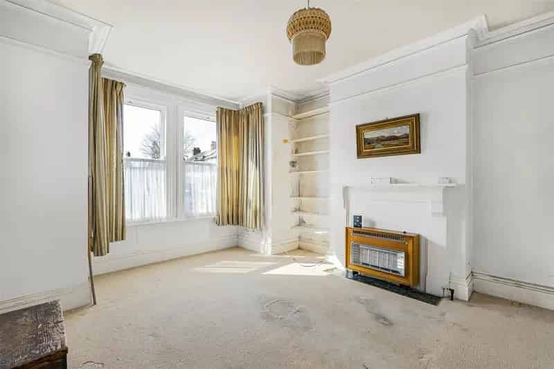 4 Bedroom End of Terrace House to Rent