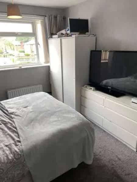 3 Bed Corner House with Driveway and Garden