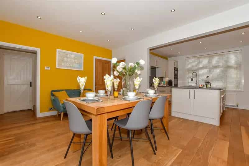 5 Bedroom End of Terrace House for Sale