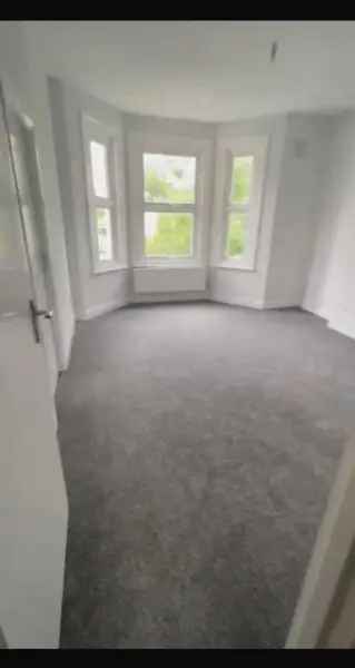 Refurbished 1st Floor Flat Near Amenities