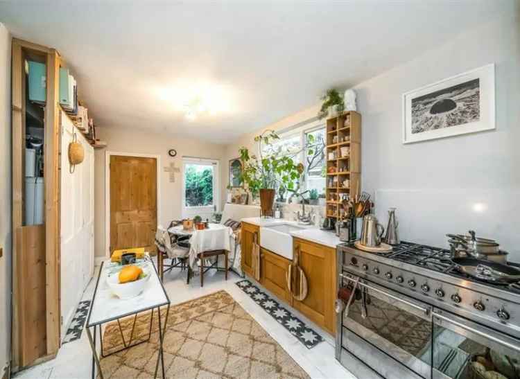 2 Bed Victorian Conversion 699 sq ft Private Garden Clapham