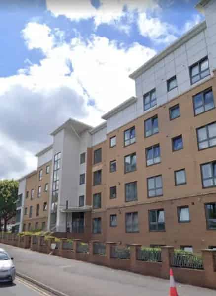 Spacious 2 Bedroom Apartment Near City Centre and Amenities
