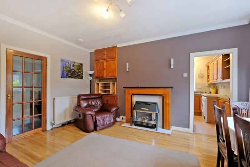 2-Bedroom Flat in Aberdeen - Modern Kitchen and Bathroom
