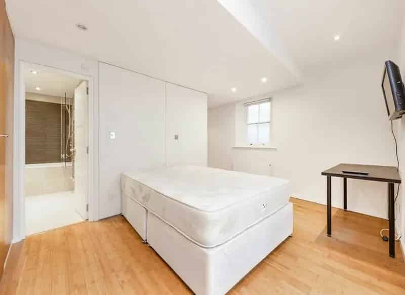 Four Double Bedroom Split Level Apartment with Two Terraces