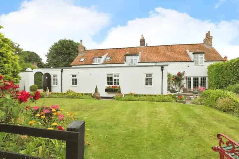 4 Bedroom Grade II Listed House with Outbuilding