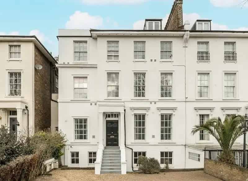 Two Double Bedroom Georgian Conversion Apartment with Parking and Balcony