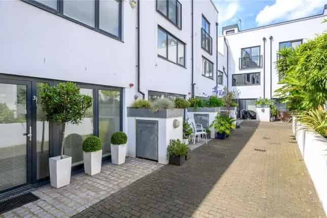 Two Bedroom Mews House for Sale in Islington