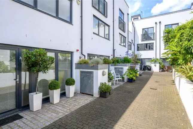 Two Bedroom Mews House for Sale in Islington