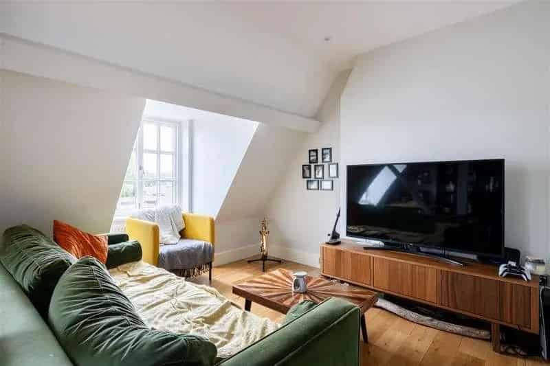 2 bed flat for sale