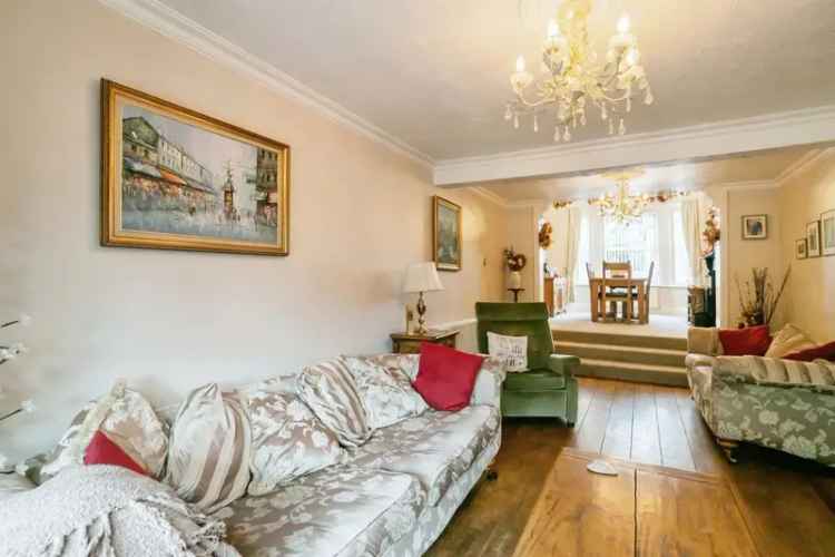 Four Bedroom Detached House with Conservatory and Garden