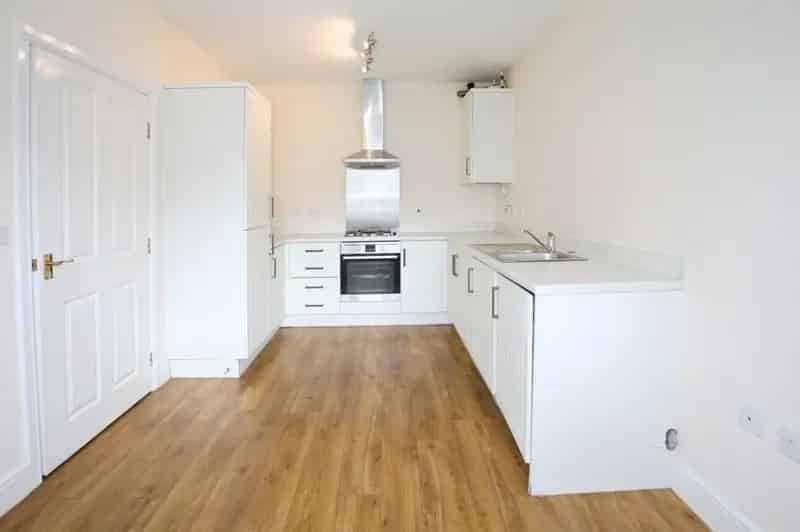 4 bedroom end of terrace house