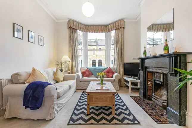 Flat to rent in Montholme Road, Between The Commons, London SW11