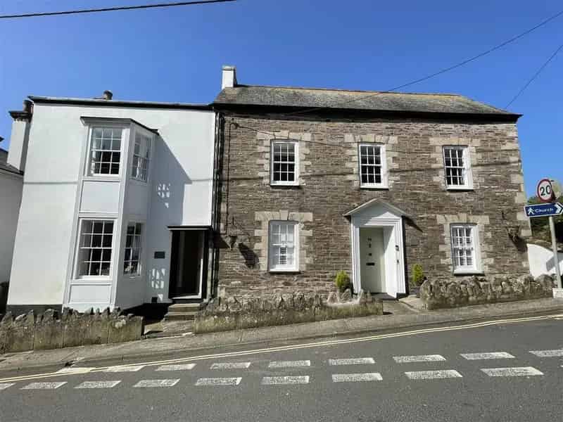 8 Bedroom Detached House for Sale