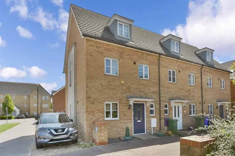 4 Bedroom Townhouse For Sale Near Train Station