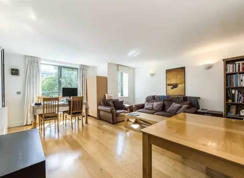 Spacious 1-Bed Apartment near Kings Cross with Balcony and Gym