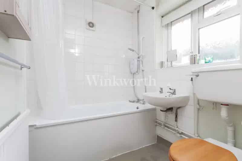 1 Bedroom Bungalow Near Schools and Parks