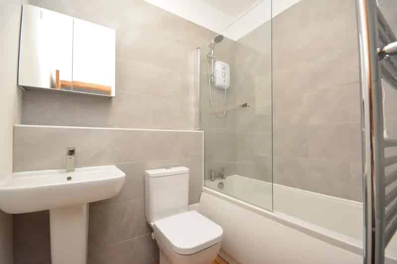 Modern 2-Bedroom Flat in Laurieston with Private Entrance and Parking